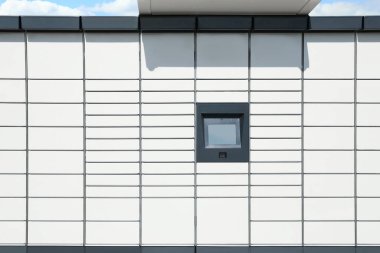 Dışarıda bir sürü posta kutusu olan modern bir dolap.