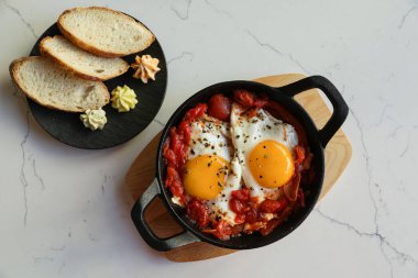 Lezzetli Shakshouka beyaz mermer masada, düz yatıyordu.