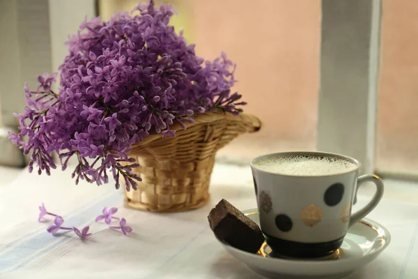Piękne Kwiaty Lilii Filiżanka Gorącej Kawy Deser Parapecie Pomieszczeniach — Zdjęcie stockowe