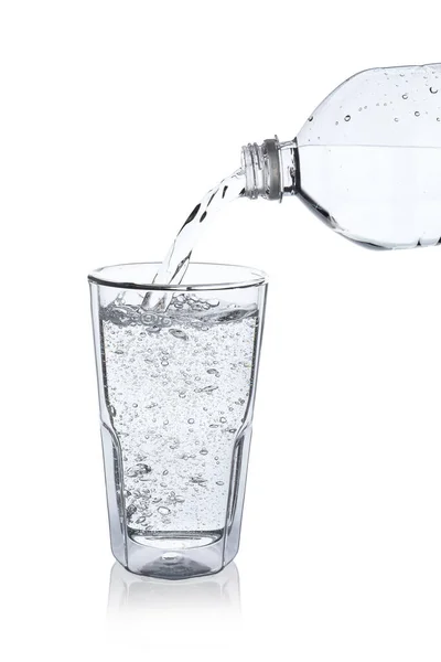 Giet Soda Water Uit Fles Glas Witte Achtergrond — Stockfoto