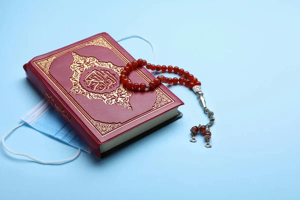 Perline Preghiera Musulmane Corano Maschera Medica Sfondo Chiaro Spazio Testo — Foto Stock
