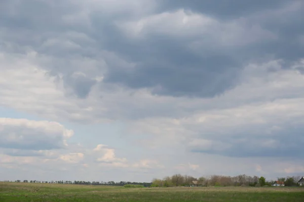 Domy Pod Chmurnym Niebem Malowniczy Krajobraz Wiejski — Zdjęcie stockowe