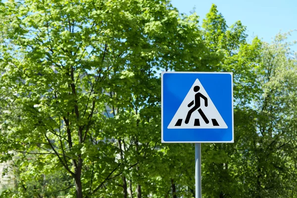 Poste Con Peatonal Crossing Señal Tráfico Contra Los Árboles Día — Foto de Stock