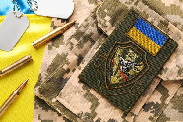 Uniforme Militare Ucraina Con Chevron Proiettili Tag Sulla Bandiera Nazionale — Foto Stock