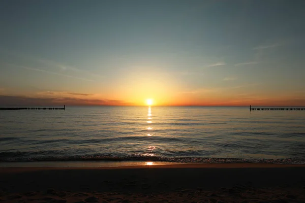 Malowniczy Widok Piaszczystą Plażę Morze Zachodzie Słońca — Zdjęcie stockowe