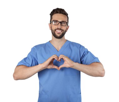 Doktor elleri beyaz arkaplanda kalp yapıyor.
