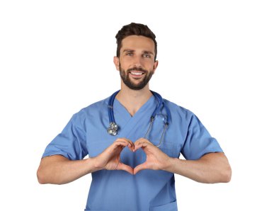 Doktor elleri beyaz arkaplanda kalp yapıyor.