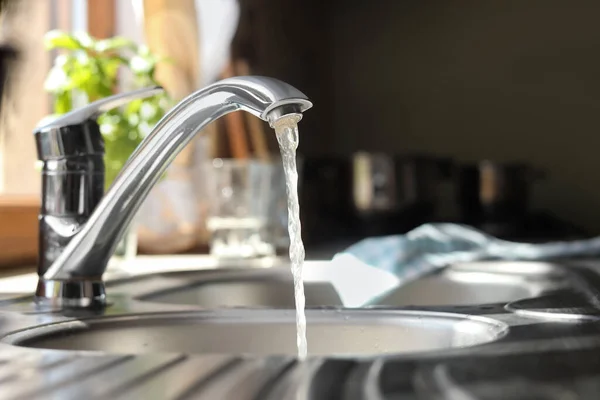 Water Running Tap Kitchen Sink — Stock Photo, Image
