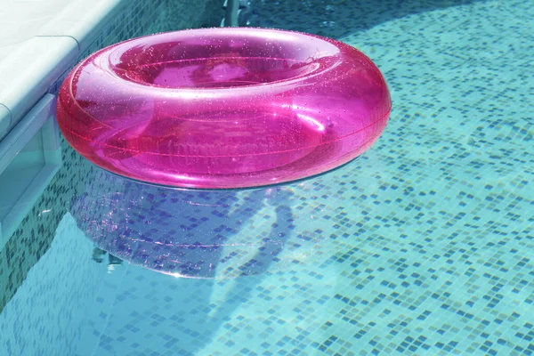 Aufblasbarer Ring Schwimmt Auf Dem Wasser Schwimmbad — Stockfoto