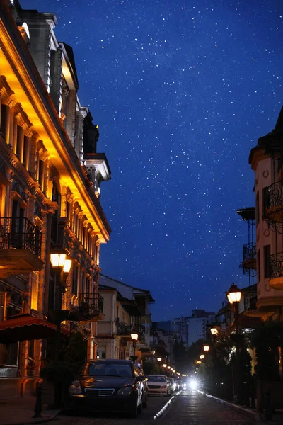 Hermoso Paisaje Urbano Con Farolas Brillantes Coches Edificio Iluminado Noche —  Fotos de Stock