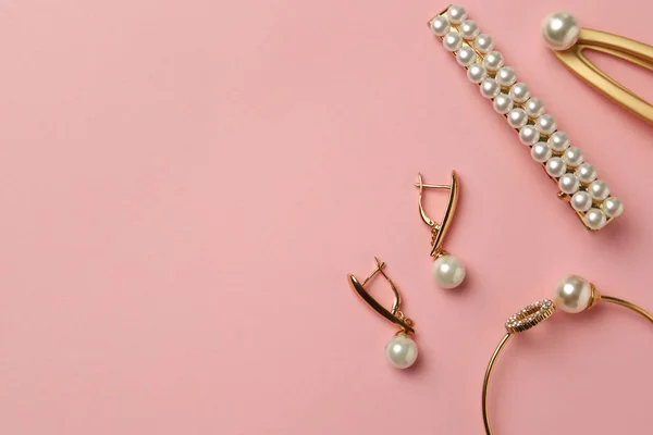 Eleganti Fermagli Capelli Bracciale Orecchini Con Perle Sfondo Rosa Posa — Foto Stock