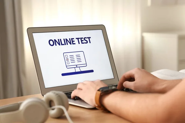 Man Neemt Online Test Laptop Aan Het Bureau Binnen Close — Stockfoto