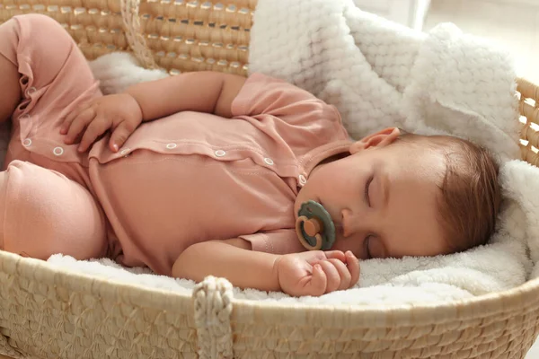 Mignon Petit Bébé Avec Sucette Dormant Dans Berceau Osier Maison — Photo