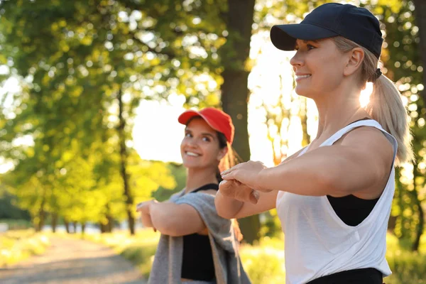 Женщины Занимающиеся Утренними Упражнениями Парке Пространство Текста — стоковое фото