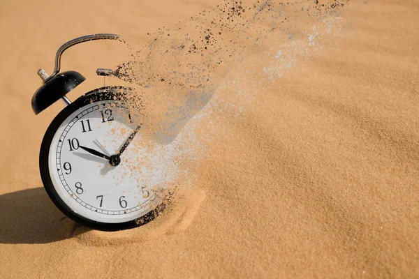 Time Running Out Black Alarm Clock Vanishing Sand Desert — Φωτογραφία Αρχείου
