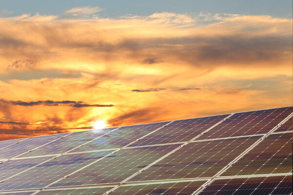 Солнечные панели установлены на открытом воздухе. Альтернативный источник энергии