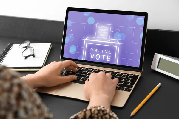 Kobieta Głosująca Online Pośrednictwem Laptopa Przy Stole Zbliżenie — Zdjęcie stockowe