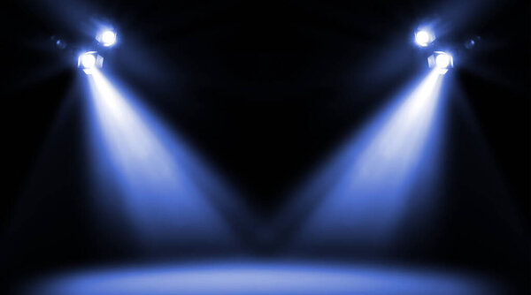 Яркие прожекторы в темноте Профессиональное оборудование