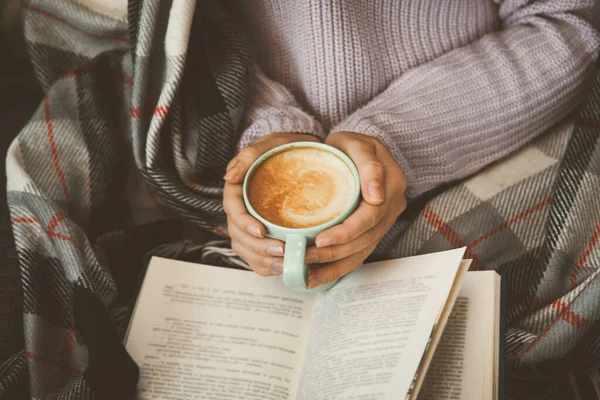 Mujer Con Taza Libro Lectura Café Casa Primer Plano — Foto de Stock
