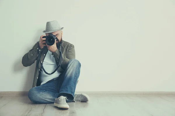 Professional Photographer Camera Floor White Wall Space Text — Fotografia de Stock