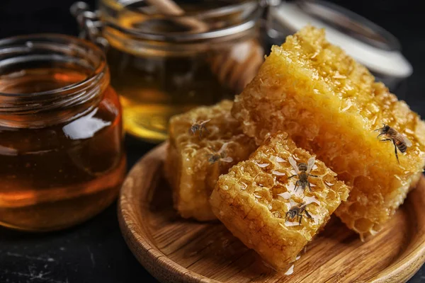 Вкусный Свежий Мед Пчелы Черном Столе Крупным Планом — стоковое фото