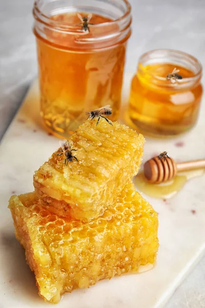Вкусный Свежий Мед Пчелы Белой Доске Крупным Планом — стоковое фото