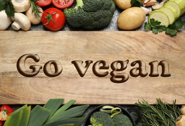 Wooden Board Phrase Vegan Fresh Vegetables Table Flat Lay —  Fotos de Stock