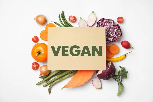 Tarjeta Papel Con Palabra Vegano Verduras Frescas Sobre Fondo Blanco — Foto de Stock