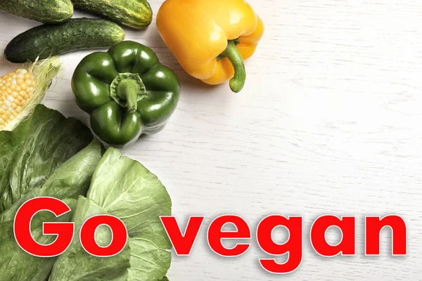 Palabra Vegano Verduras Frescas Sobre Fondo Madera Blanca Puesta Plana — Foto de Stock