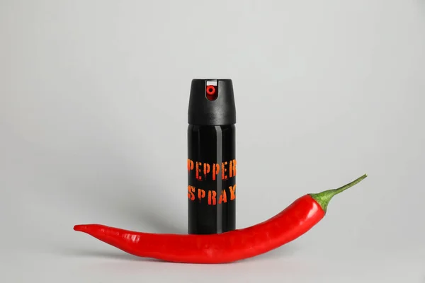 Fles Van Gas Spray Verse Chili Peper Grijze Achtergrond — Stockfoto