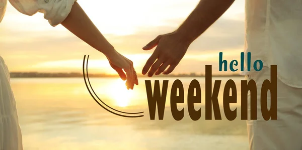 Hello Weekend Счастливая Пара Возле Реки Закате Крупным Планом — стоковое фото