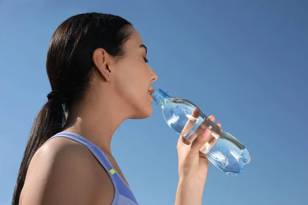 Beautiful Young Sportswoman Drinking Water Outdoors Refreshing Drink — Photo