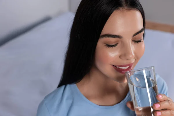 Mujer Joven Bebiendo Agua Interior Primer Plano Bebida Refrescante — Foto de Stock