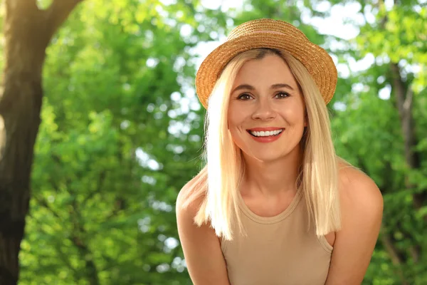 Portret Van Een Mooie Vrouw Stro Hoed Buiten Zonnige Dag — Stockfoto