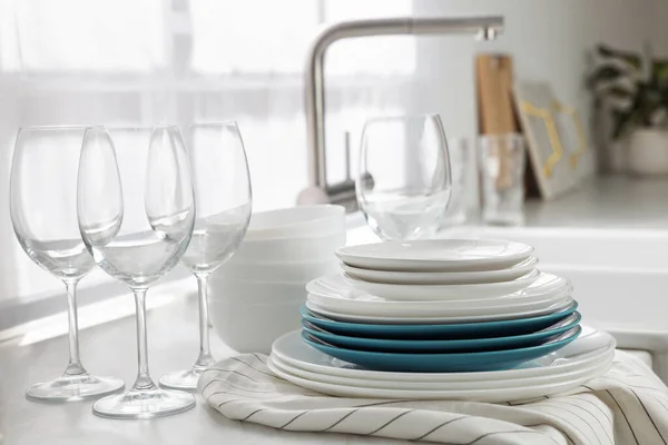 Different Clean Dishware Glasses Countertop Sink Kitchen — ストック写真