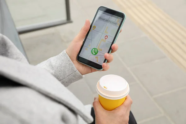 Elinde Bir Fincan Kahve Olan Bir Kadın Dışarıda Akıllı Telefonuyla — Stok fotoğraf