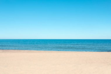 Deniz kenarındaki kumlu sahilin bulanık görüntüsü