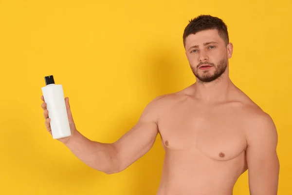 Shirtless Young Man Holding Bottle Shampoo Orange Background — Φωτογραφία Αρχείου