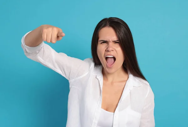 Aggressive Young Woman Pointing Turquoise Background — Fotografia de Stock