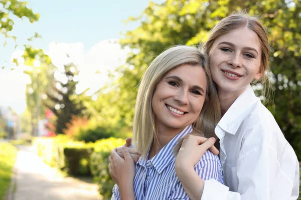 Madre Feliz Con Hija Pasando Tiempo Juntos Parque Día Soleado —  Fotos de Stock