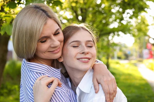 Lycklig Mor Med Sin Dotter Tillbringa Tid Tillsammans Parken Solig — Stockfoto