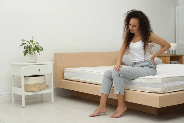 Young African American Woman Suffering Back Pain Sleeping Uncomfortable Mattress — Stockfoto
