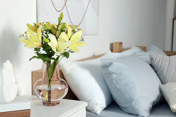 Vase Bouquet Fresh Flowers White Nightstand Bedroom — Fotografia de Stock