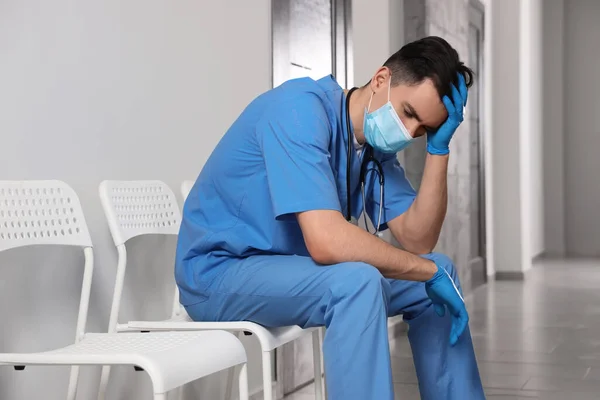Erschöpfter Arzt Sitzt Auf Stuhl Krankenhausflur — Stockfoto