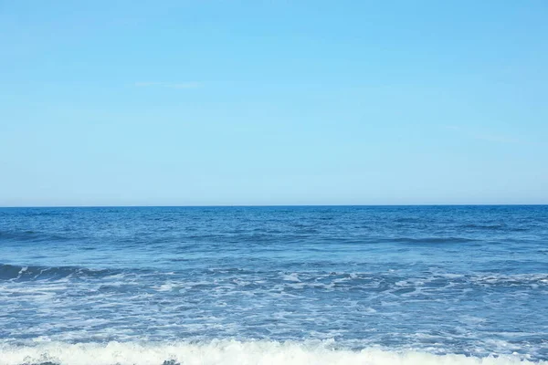 Schilderachtig Uitzicht Prachtige Zee Blauwe Lucht Zonnige Dag — Stockfoto