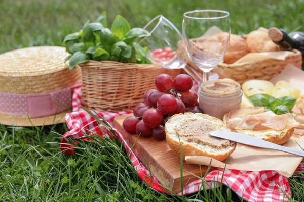 Manta Picnic Con Anteojos Vino Comida Sobre Hierba Verde — Foto de Stock