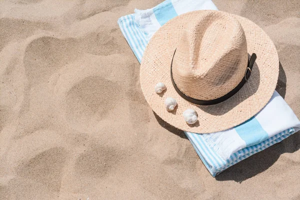 Strohhut Mit Muscheln Und Strandtuch Auf Sand Platz Für Text — Stockfoto