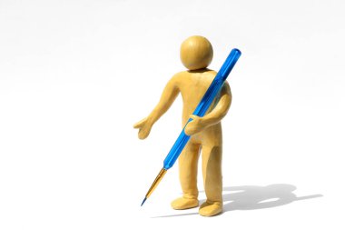 Beyaz arka planda boya fırçası tutan sarı plastikten yapılmış insan figürü. Metin için boşluk