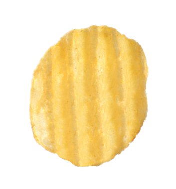 Beyaza izole edilmiş lezzetli bir patates cipsi.