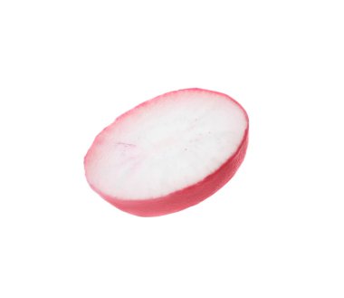 Beyaz üzerine izole edilmiş taze olgun turp dilimi.